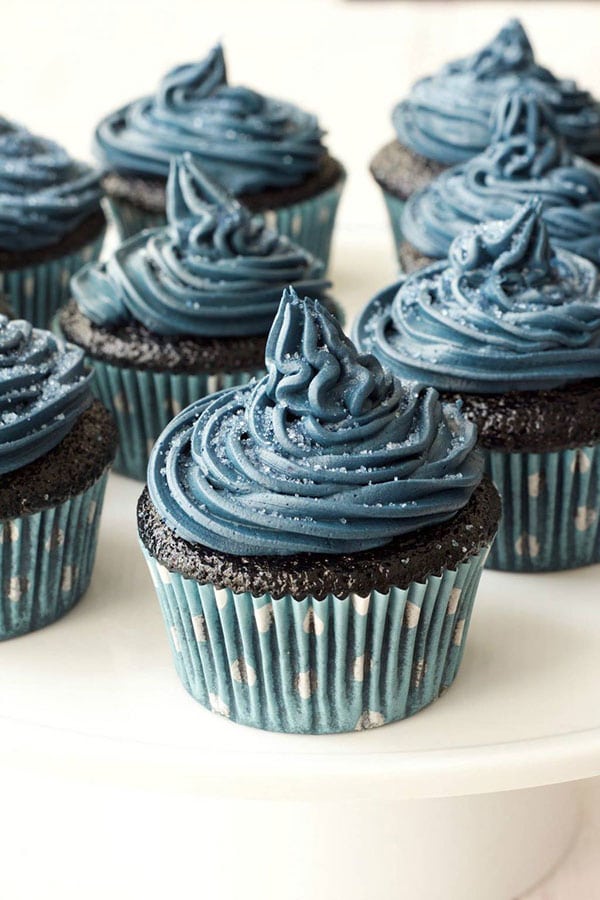 midnight blue velvet cupcakes as Ravenclaw Harry Potter cupcakes