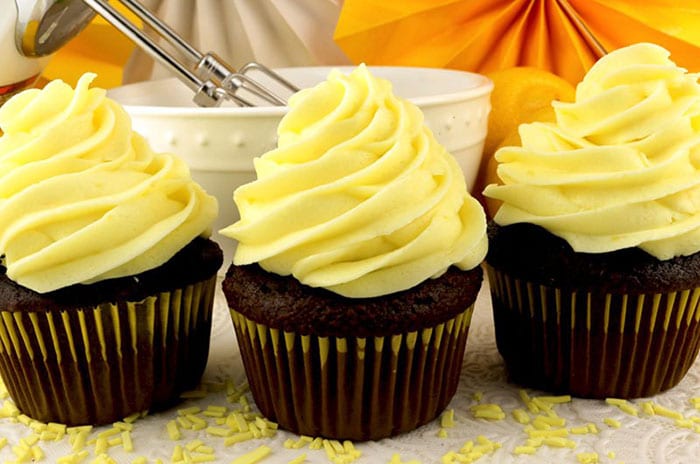 lemon frosted chocolate cupcakes as Hufflepuff Harry Potter cupcakes