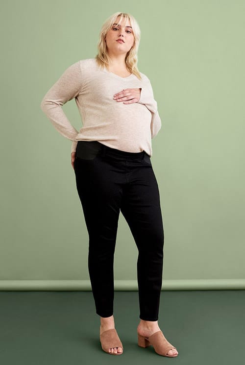 plus-size woman wearing dark maternity skinny jeans