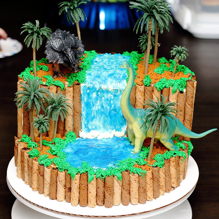 a whole dinosaur cake with no fondant used
