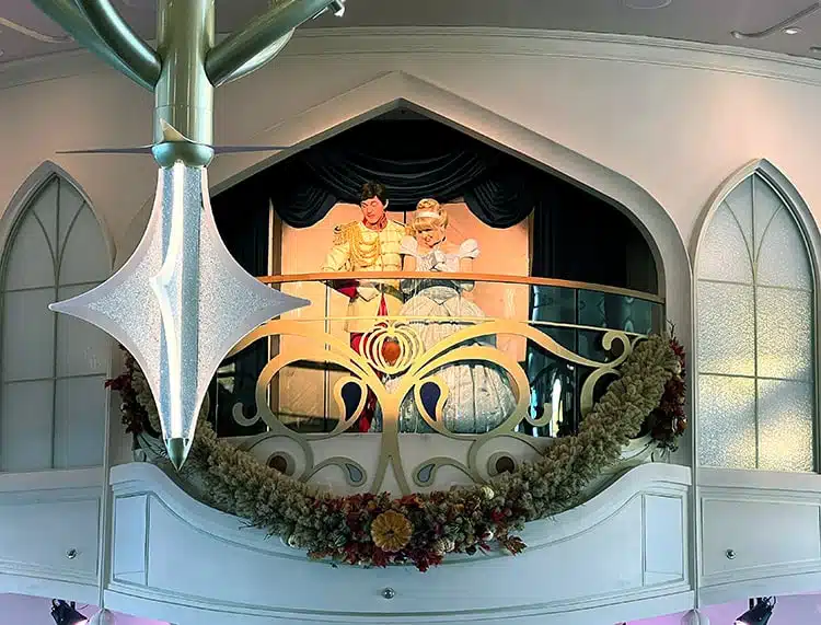 Prince Charming and Cinderella in the Juliet balcony on the Disney Wish