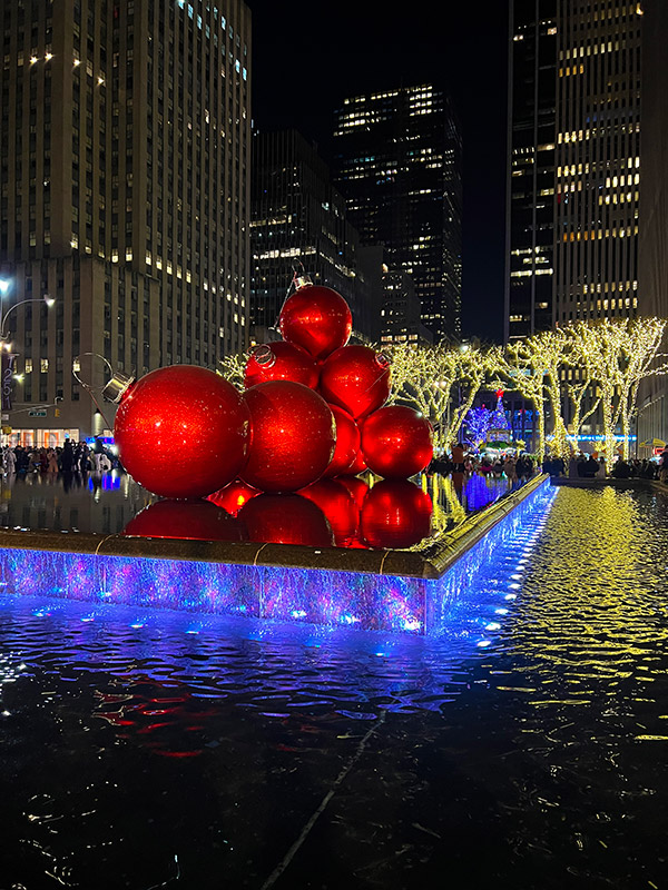 the famous giant red ornaments in the middle of the fountain next to Chase in Manhattan