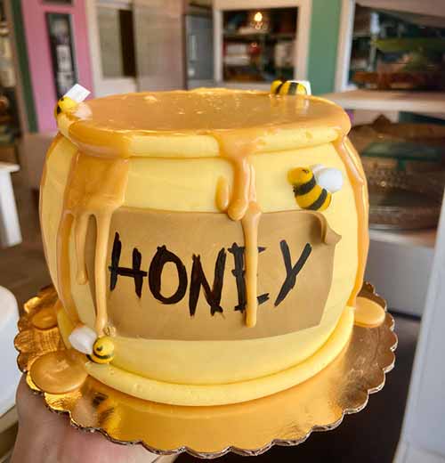 a cake that looks like a Pooh-style honey pot