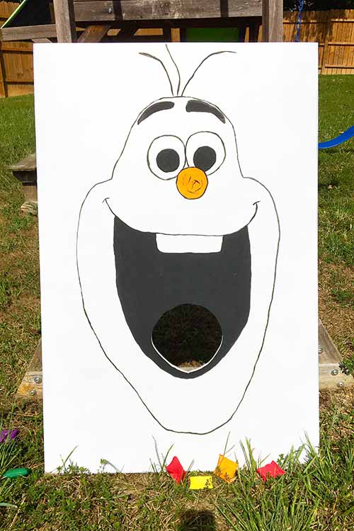 a DIY Olaf Frozen cornhole-type bean bag toss game