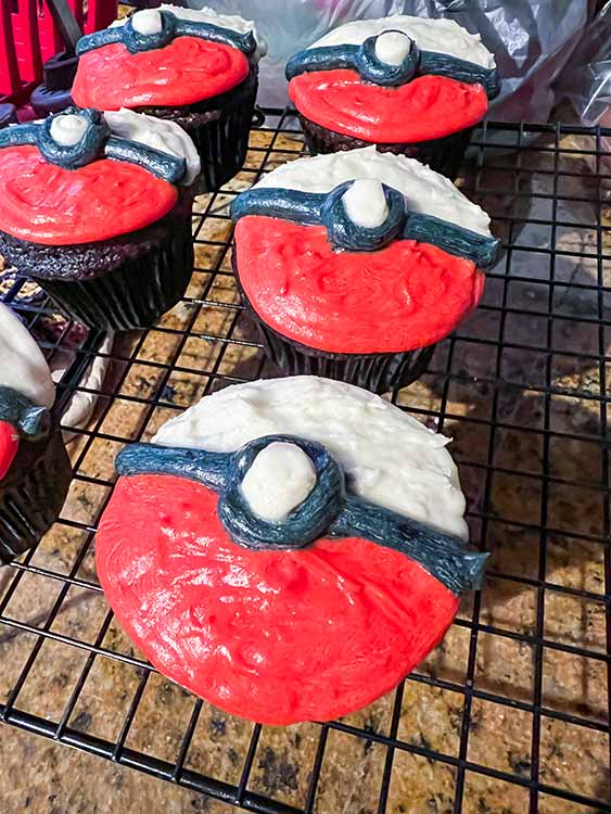 cupcakes frosted to resemble Poke balls