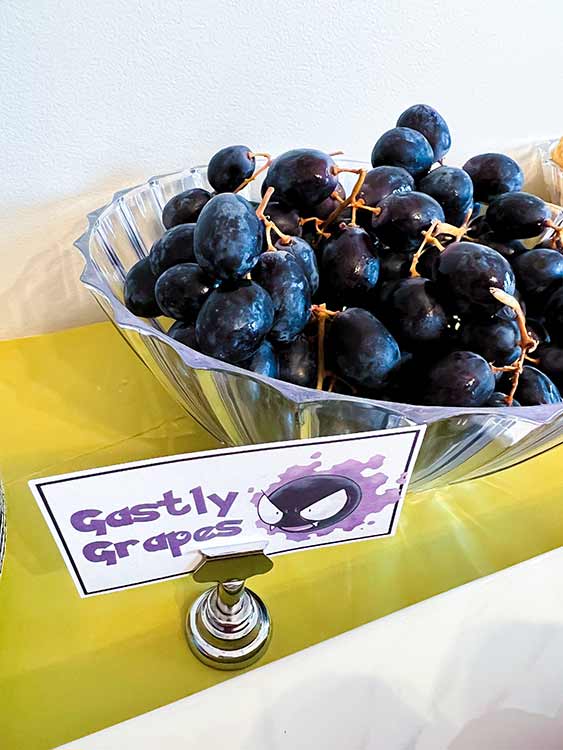 a bowl of dark red grapes