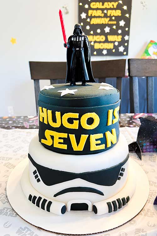 a Darth Vader/Stormtrooper two-tier cake